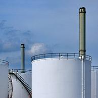 Opslagtanks van olieraffinaderij uit de petrochemie in de Antwerpse haven, België
